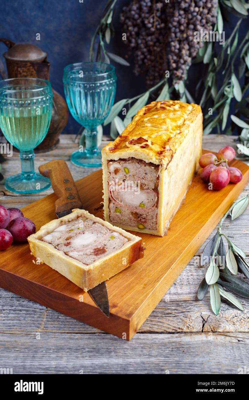 Traditionelle französische Pastete en Croute mit Kaninchenfleisch und ...