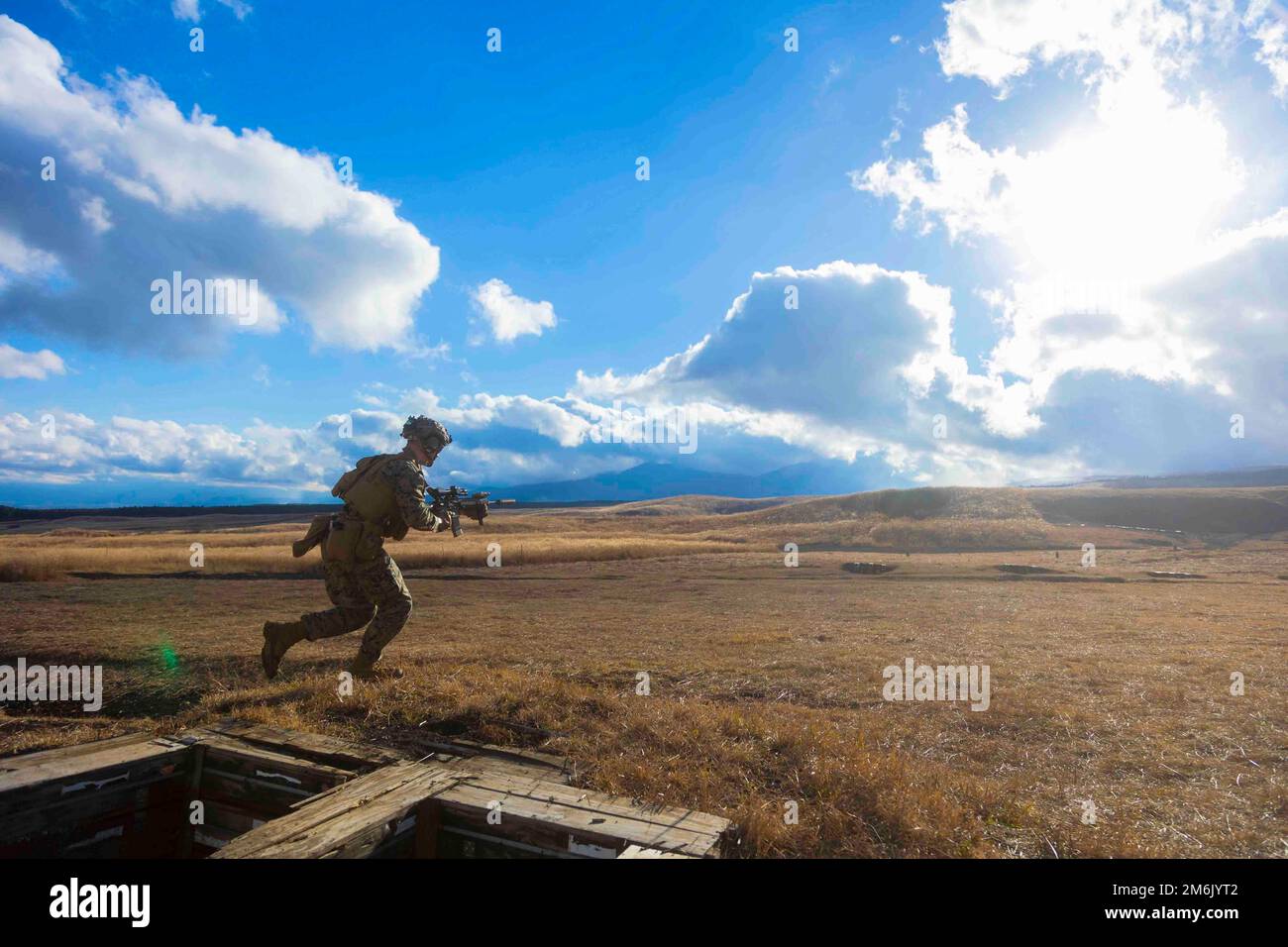 Lager Fuji, Japan. 29. Dezember 2022. EIN US-AMERIKANISCHER Marine mit 1. Bataillon, 2D Marines feuert ein M27. Infanterie-Gewehr ab, um eine hochexplosive Reichweite während der Fuji Viper 23,1 im Combined Arms Training Center, Camp Fuji, Japan, Dezember zu unterstützen. 6, 2022. Übung Fuji Viper ist ein Beispiel für ein Engagement für realistisches Training, das tödliche, einsatzbereite und anpassungsfähige Kräfte hervorbringt, die dezentralisierte Operationen über eine Vielzahl von Missionen hinweg durchführen können. 1/2 wird im Indo-Pazifik unter 4. Marines, 3D. Division im Rahmen des Unit Deployment Program eingesetzt. (Foto: Jaylen Davis) (Credit im Stockfoto