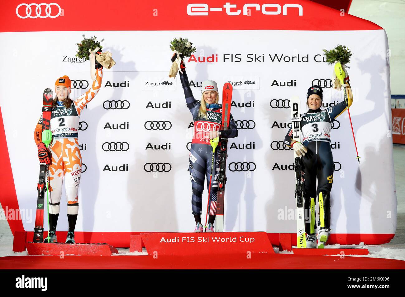 (230105) -- ZAGREB, 5. Januar 2023 (Xinhua) -- Goldmedaillengewinnerin Mikaela Shiffrin (C) der Vereinigten Staaten, Silbermedaillengewinnerin Petra Vlhova (L) der Slowakei und der dritte Platz Anna Swenn Larsson (rechts) aus Schweden stellen sich während der Verleihung der Audi FIS Ski World Cup Frauen Alpinski in Sljeme in Zagreb, Kroatien, am 4. Januar 2023. (Matija Habljak/PIXSELL über Xinhua) Stockfoto