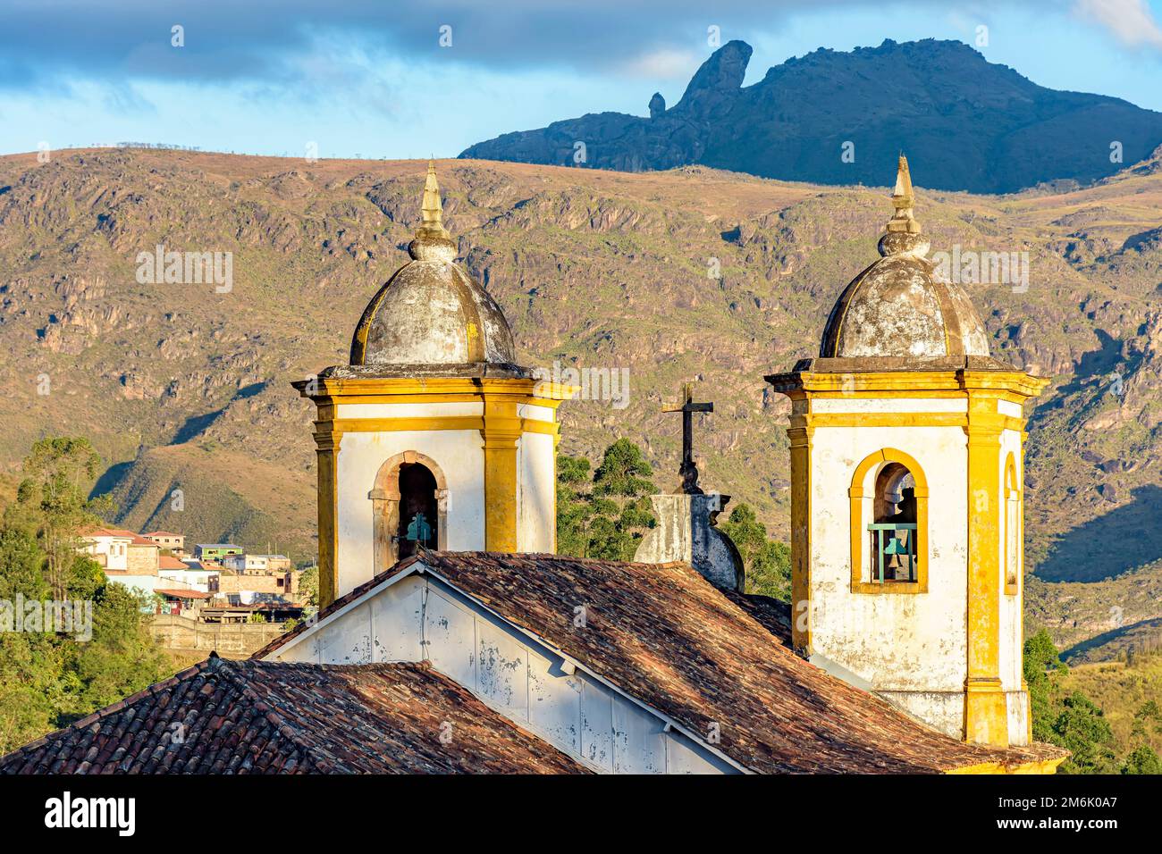 Historischer Kirchturm in barocker Architektur mit Bergen Stockfoto