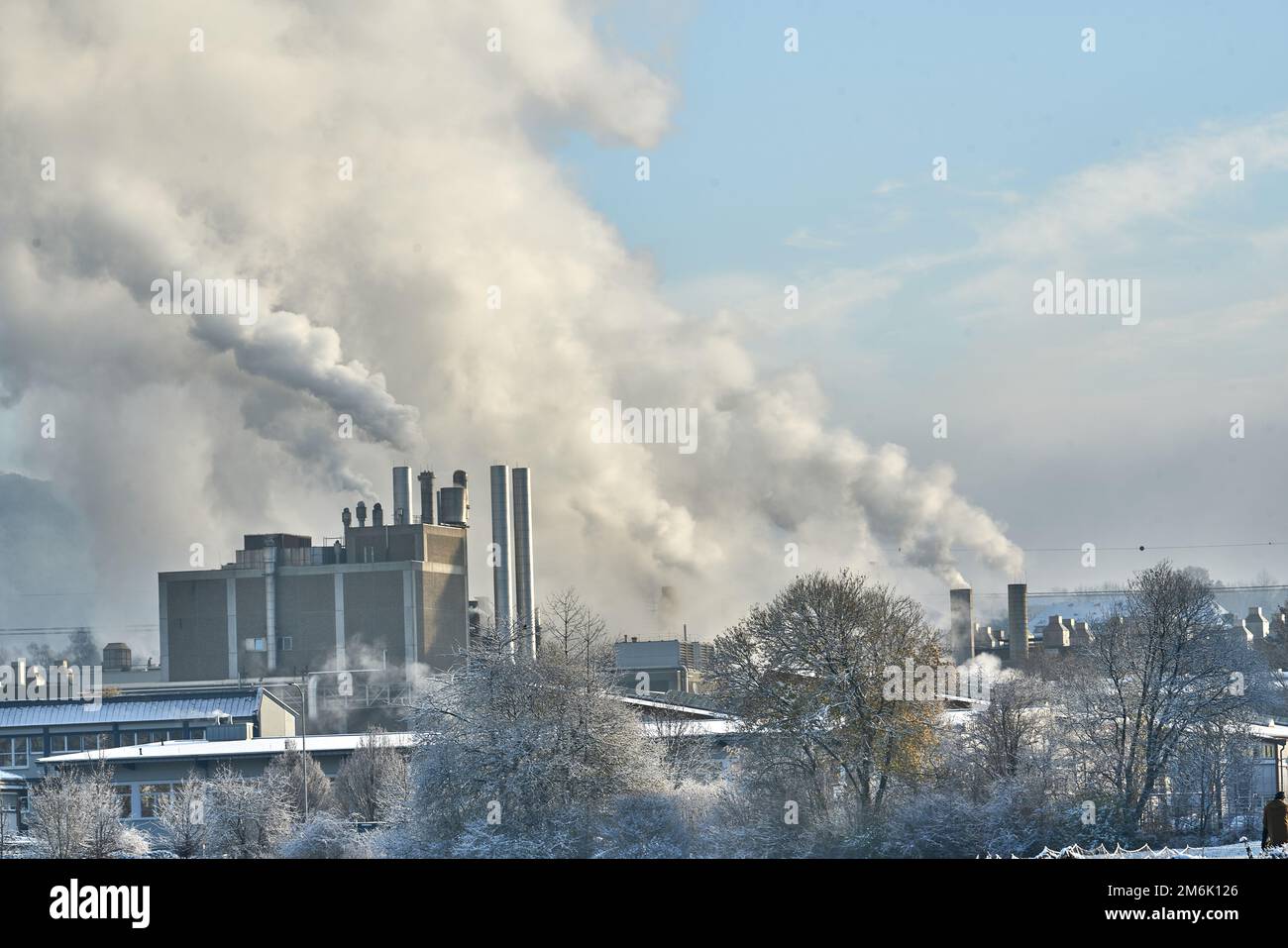 Umweltprobleme der Umwelt- und Luftverschmutzung in Städten. Rauchen von industriellen Fabrikschornsteinen. Ansicht eines großen Werks mit Rauchrohren Stockfoto