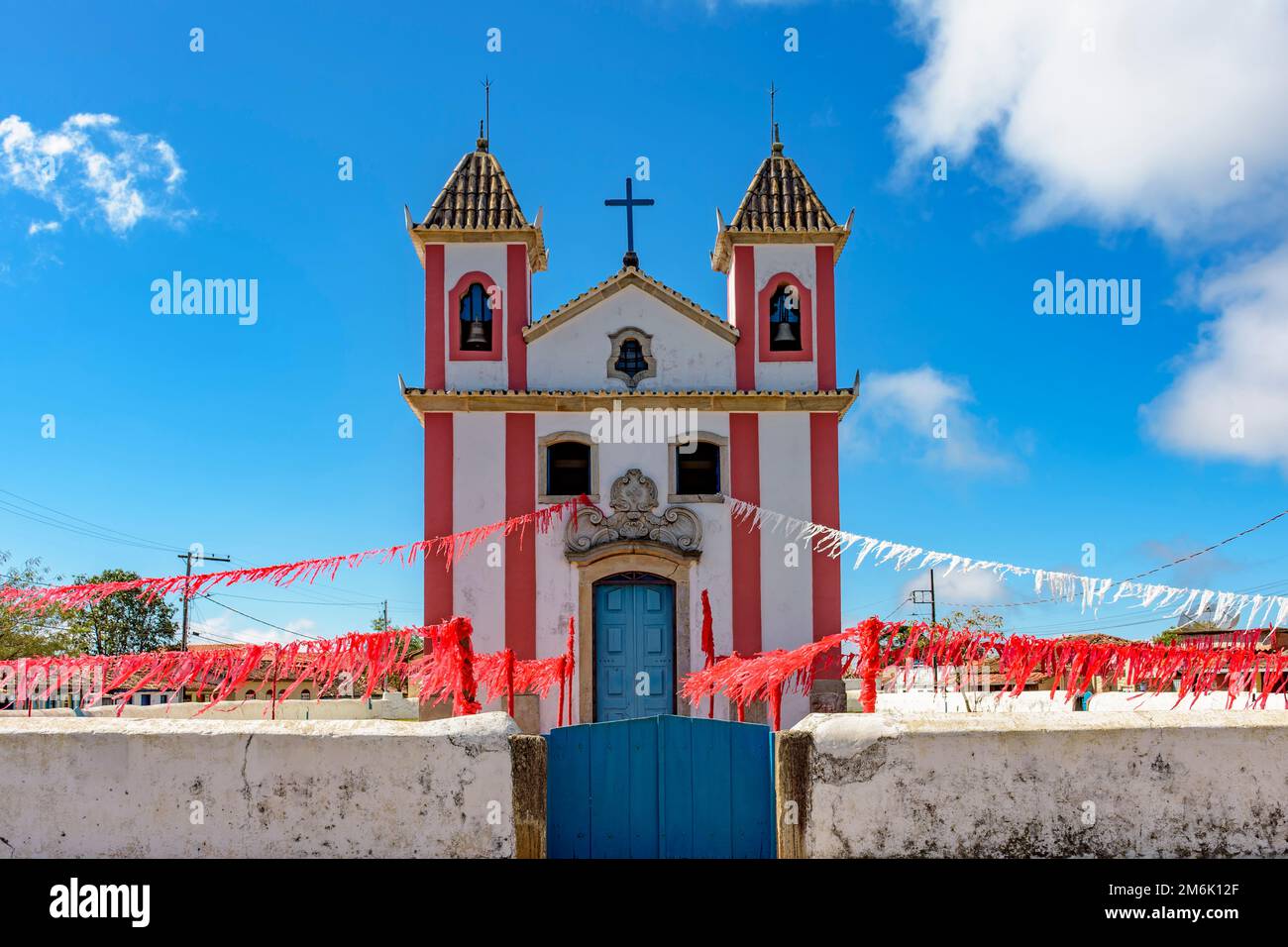 Alte und einfache Kirche im Kolonialstil in der kleinen Stadt Lavras Novas Stockfoto