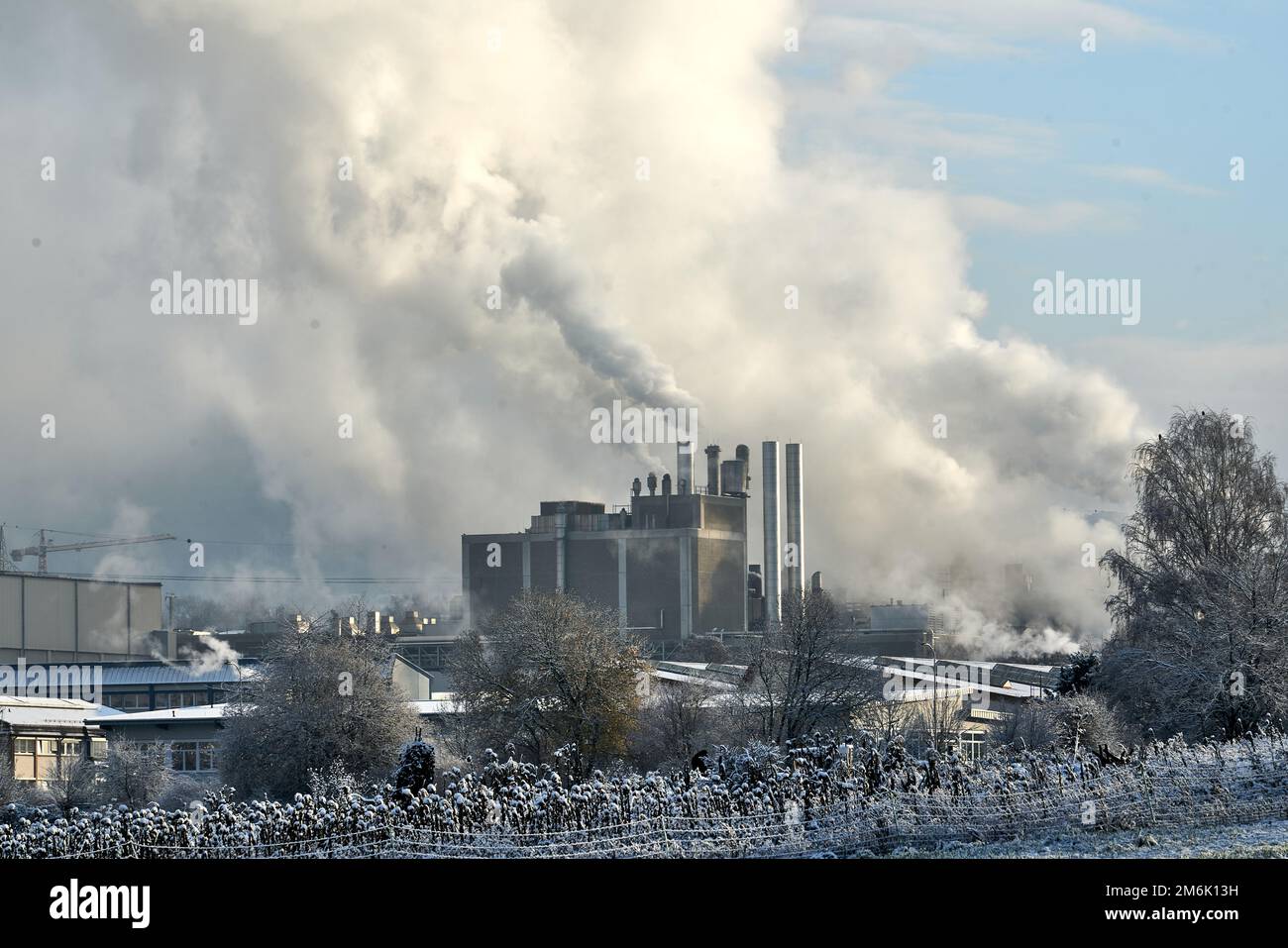 Umweltprobleme der Umwelt- und Luftverschmutzung in Städten. Rauchen von industriellen Fabrikschornsteinen. Ansicht eines großen Werks mit Rauchrohren Stockfoto