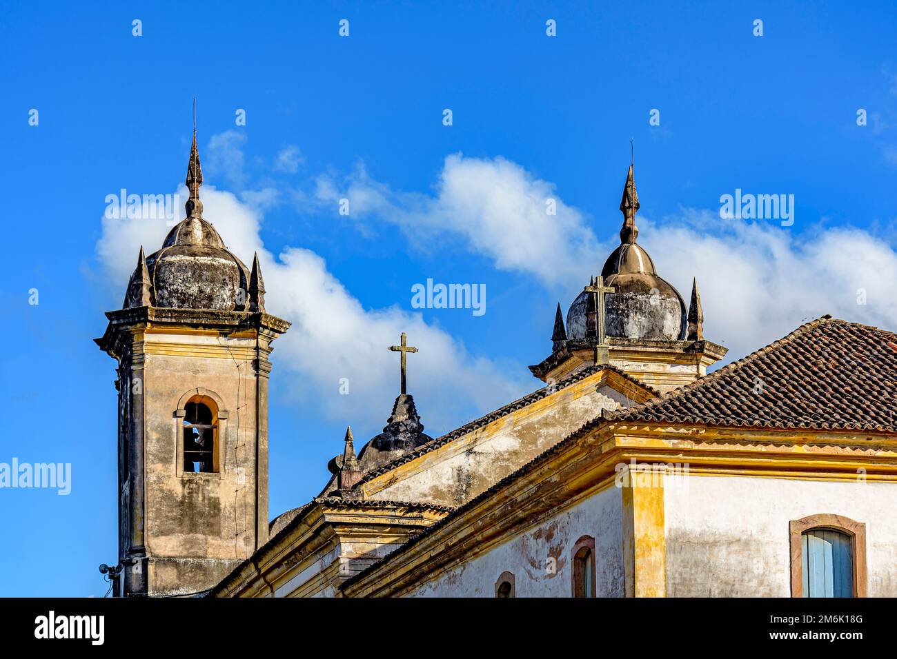Wunderschöne historische Kirche im Barockstil mit ihren Türmen Stockfoto