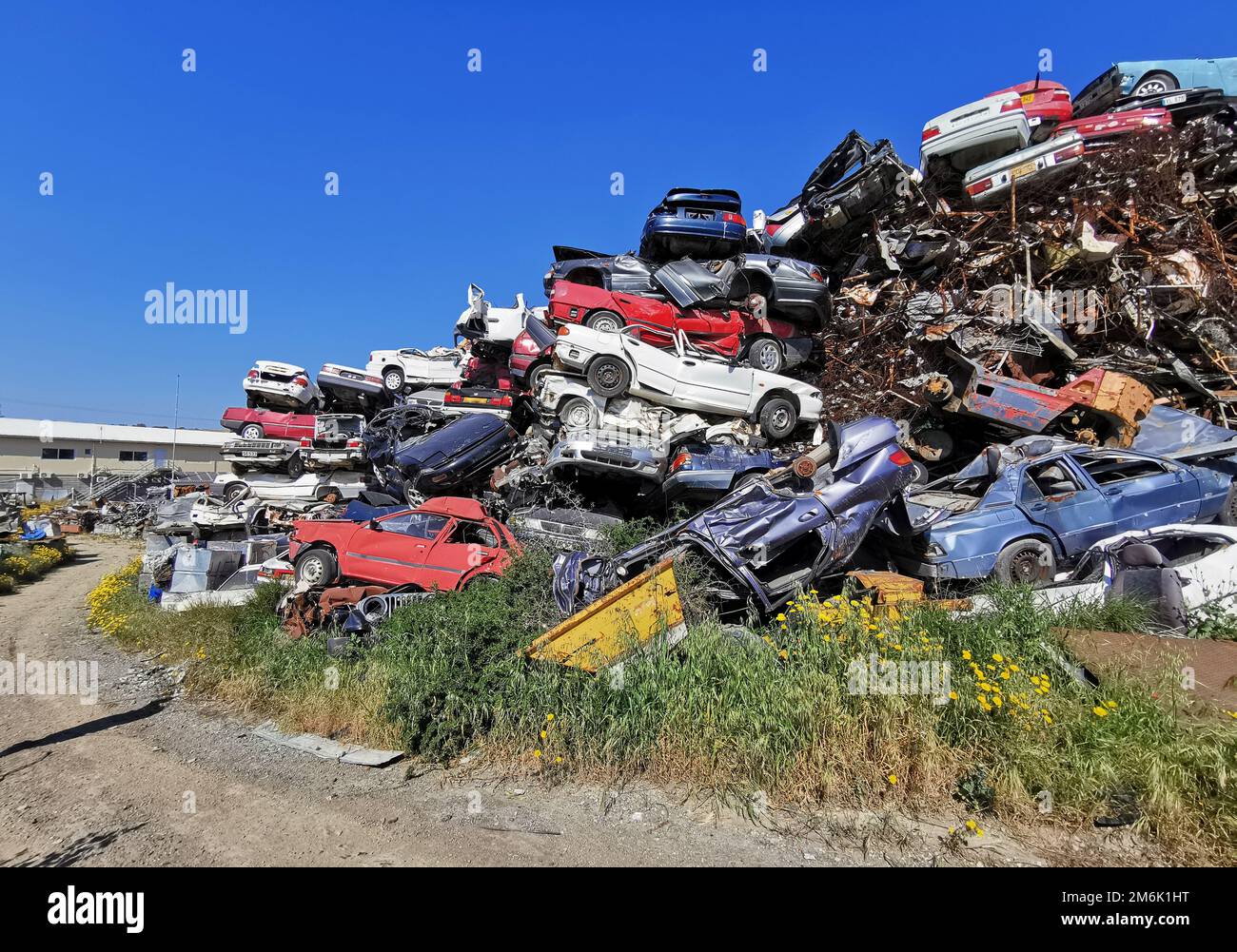 Haufen von verschiedenen Altautos und anderen Metallen auf einem Schrottplatz bereit Recycling-Industrie. Stockfoto
