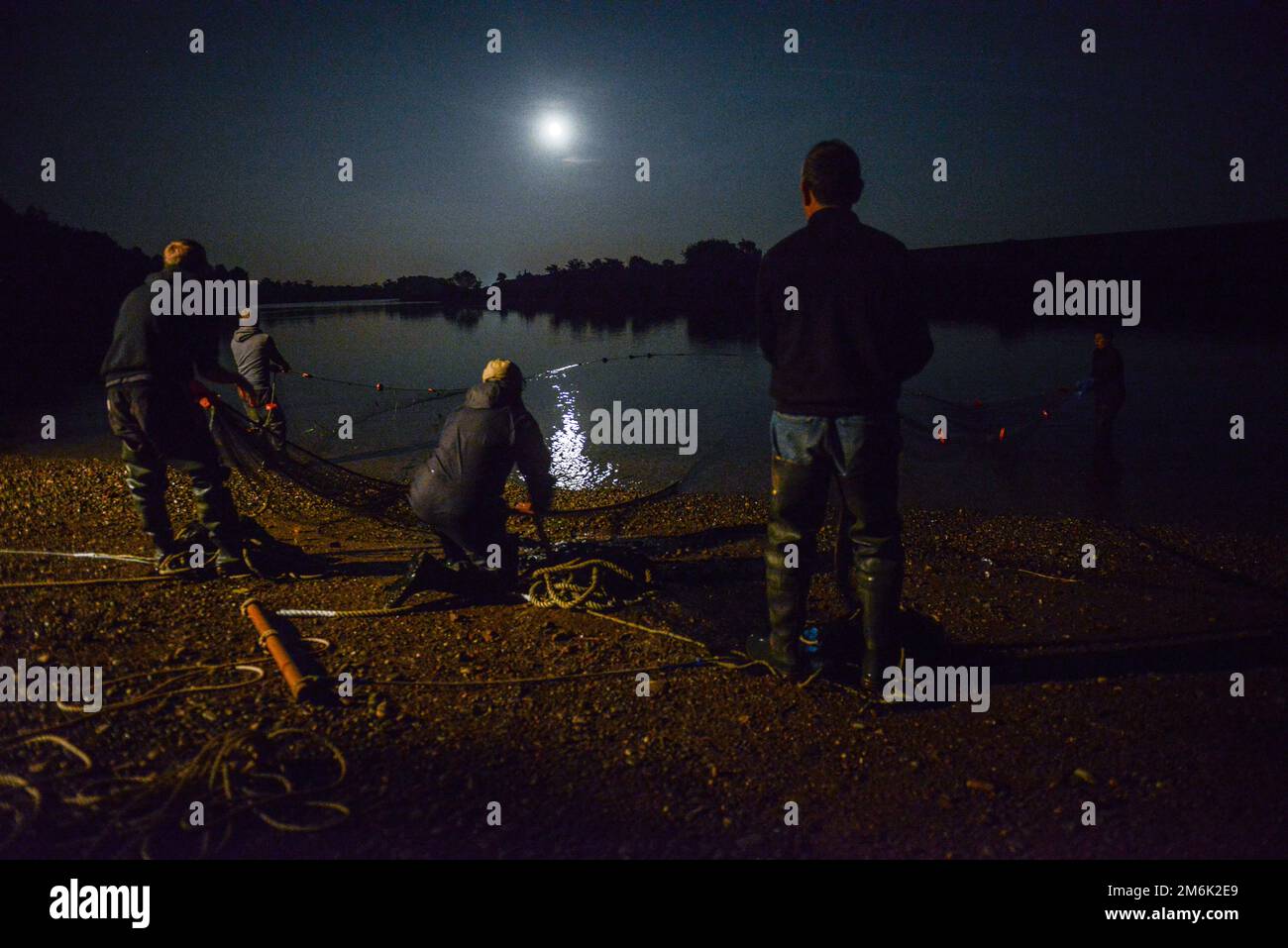 Lachsfischer auf dem Fluss Tweed in Paxton im Mai 2014 angeln bei Nacht Stockfoto