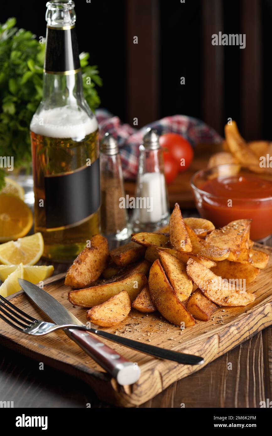 Rustikale, würzige Kartoffelscheiben Stockfoto