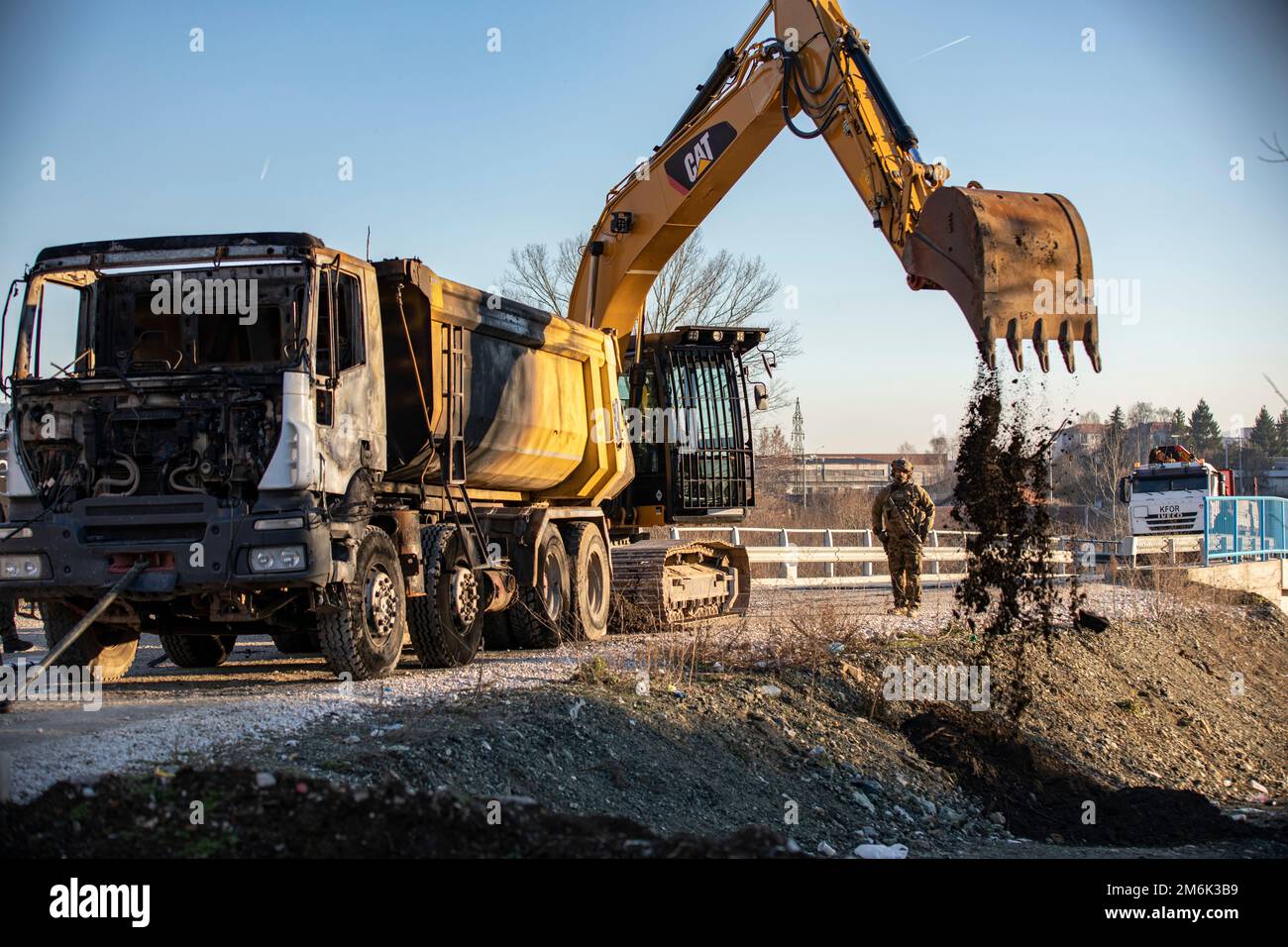 KFOR Regional Command-East (RC-East) hat am 3. Januar 2023 eine Brücke in Mitrovica (Kosovo) freigemacht. Während der Operation benutzten Schweizer Armeesoldaten der Freie Bewegung (FOM-D) schwere Maschinenbaugeräte, um zwei Lastwagen von der Brücke zu entfernen, um den Zugang nach Mitrovica entlang dieser zuvor blockierten Route wieder herzustellen. Es handelte sich um eine groß angelegte Operation, die zwischen den NATO-Alliierten und Partnern aus RC-East koordiniert wurde, um diese Straßensperre sicher zu beseitigen und die Integrität der Brücke zu bewahren. Die Bemühungen der KFOR zeigen ihre Entschlossenheit, zusammenzuarbeiten, um Spannungen abzubauen und ihre Capabi zu zeigen Stockfoto