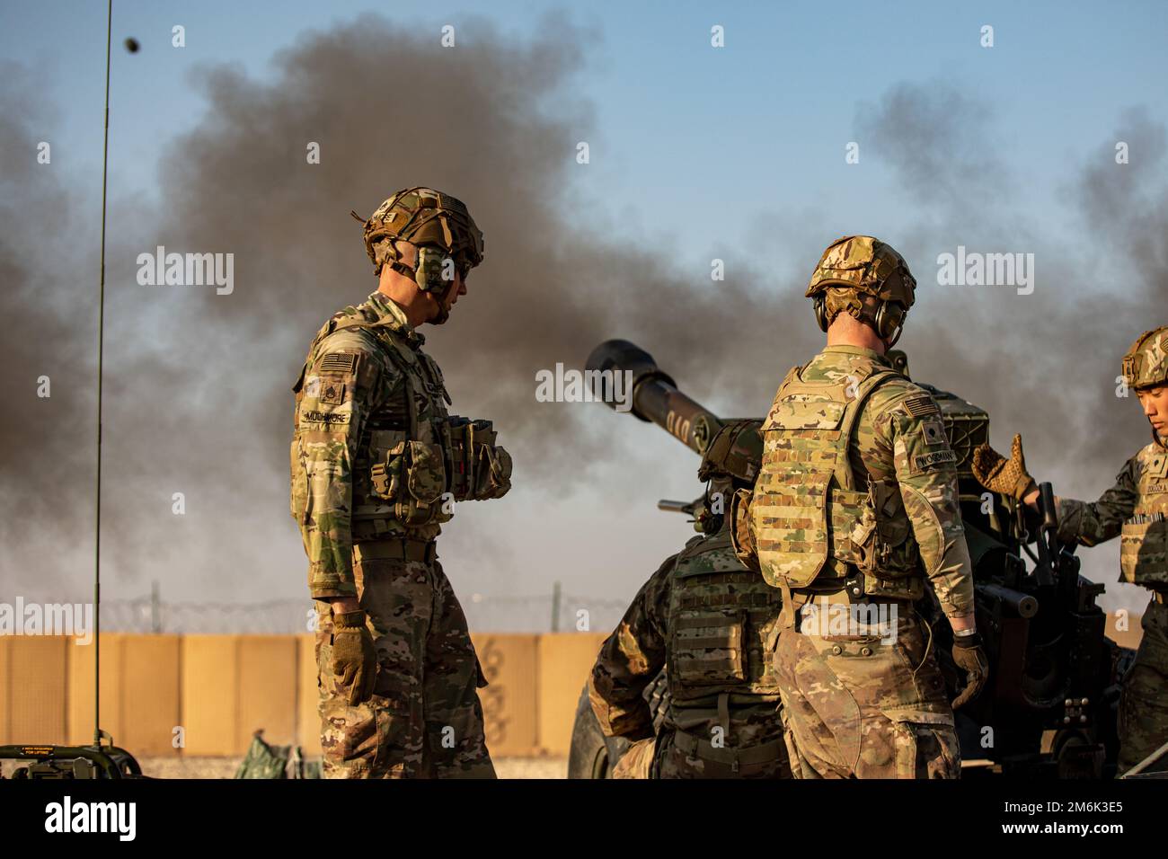 USA Armeeoffizier Erik Muchmore, zugewiesen an Bravo Battery, 1. Bataillon, 134. Artilleriegesiment, 37. Kampfteam der Infanteriebrigade, Beaufsichtigung des M199. Howitzer während einer Probeübung, Luftwaffenstützpunkt Al Asad, Irak, 31. Dezember 2022. Diese Übung ist das erste Mal, dass der M119. Howitzer vom 1. Bataillon, dem 134. Artilleriegiment im Irak abgefeuert wurde. (USA Armeefoto von Sergeant Julio Hernandez) Stockfoto