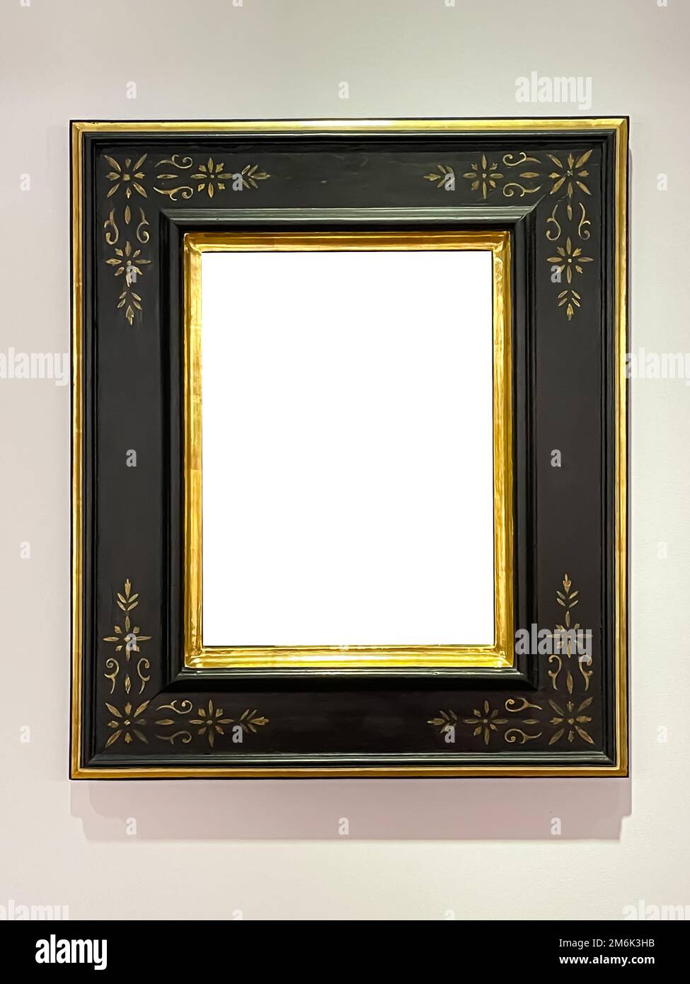 Antiker Rahmen für Kunstgalerien aus Holz an der Wand des Auktionshauses oder der Museumsausstellung, leere Vorlage mit leerem weißem CopySpa Stockfoto