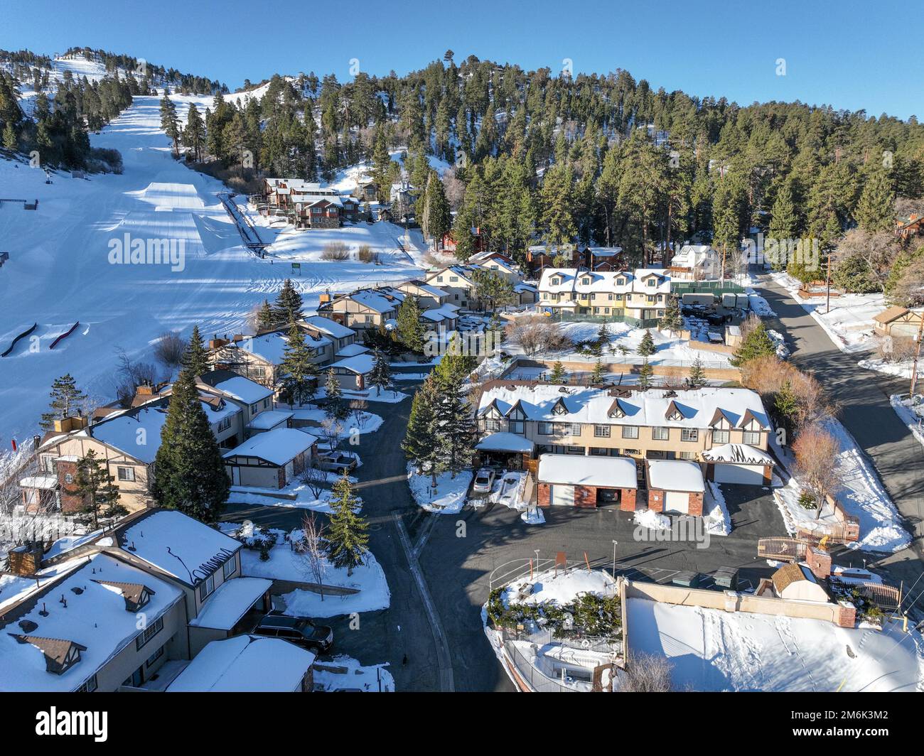 Blick aus der Vogelperspektive auf Big Bear Lake Village mit Schnee, Südkalifornien, USA Stockfoto