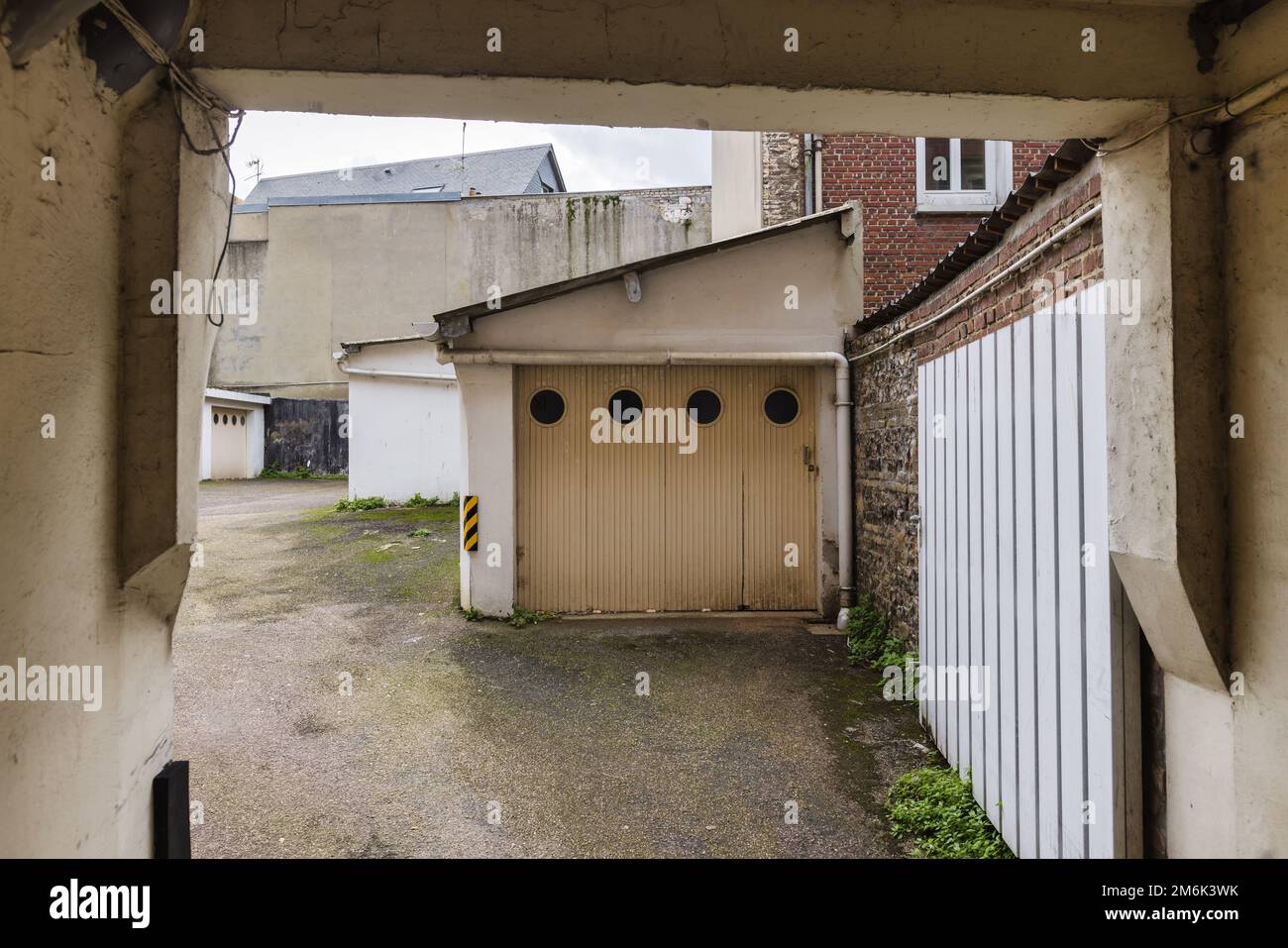 Bild eines Innenhofs mit alten Garagen, umgeben von heruntergekommenen Gebäuden Stockfoto