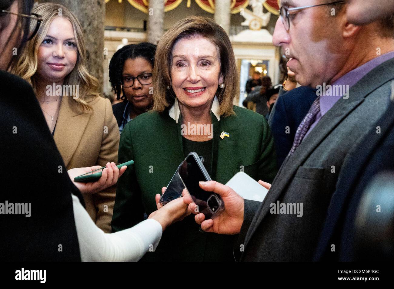 Washington, Usa. 04. Januar 2023. USA Repräsentantin Nancy Pelosi (D-CA) spricht mit Reportern in der Nähe der House Chamber in den USA Kapitol. Kredit: SOPA Images Limited/Alamy Live News Stockfoto