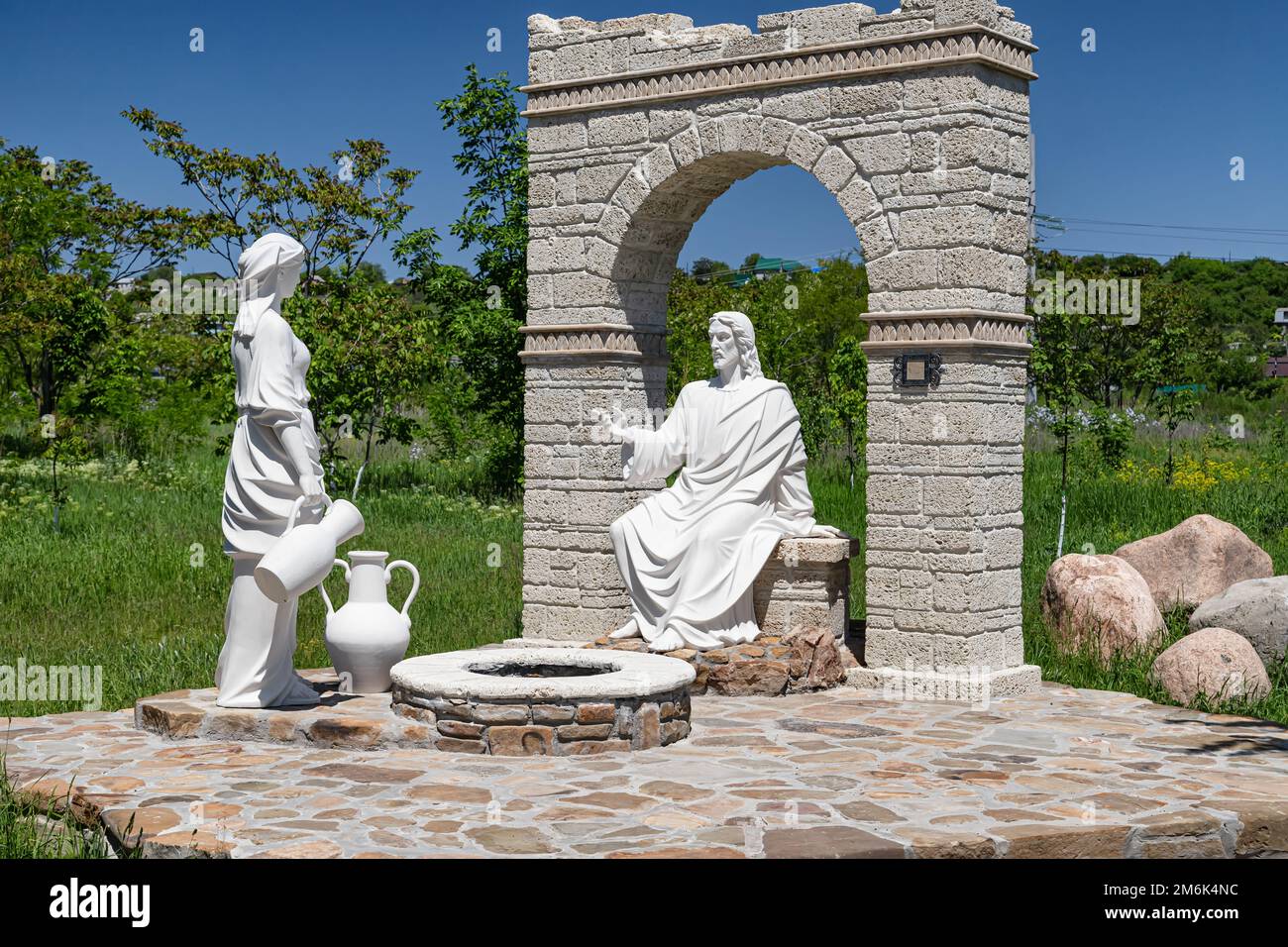 Weiße Steinstatuen in einem Themenpark illustrieren eine Szene aus der Bibel mit Jesus Stockfoto