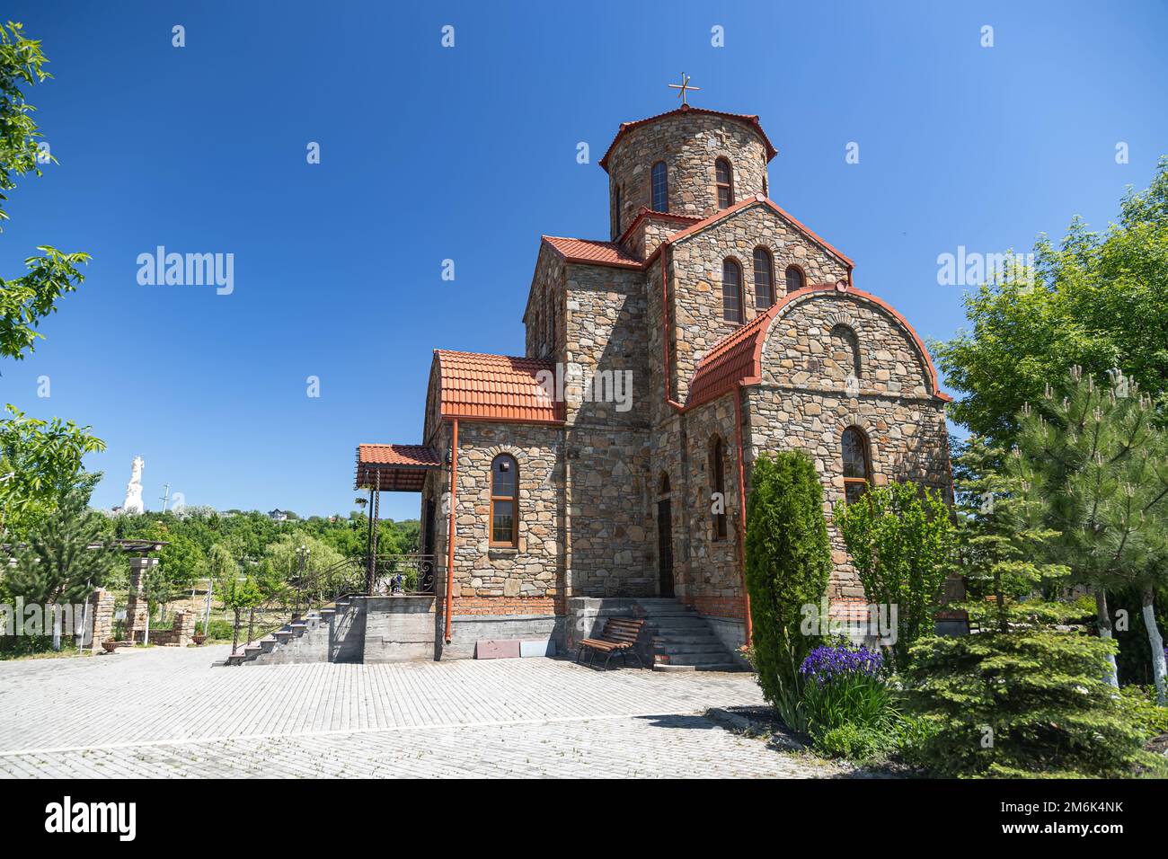 Orthodoxe Kirche mit Steinen im Stil der Tempel der Feueranbeter Stockfoto