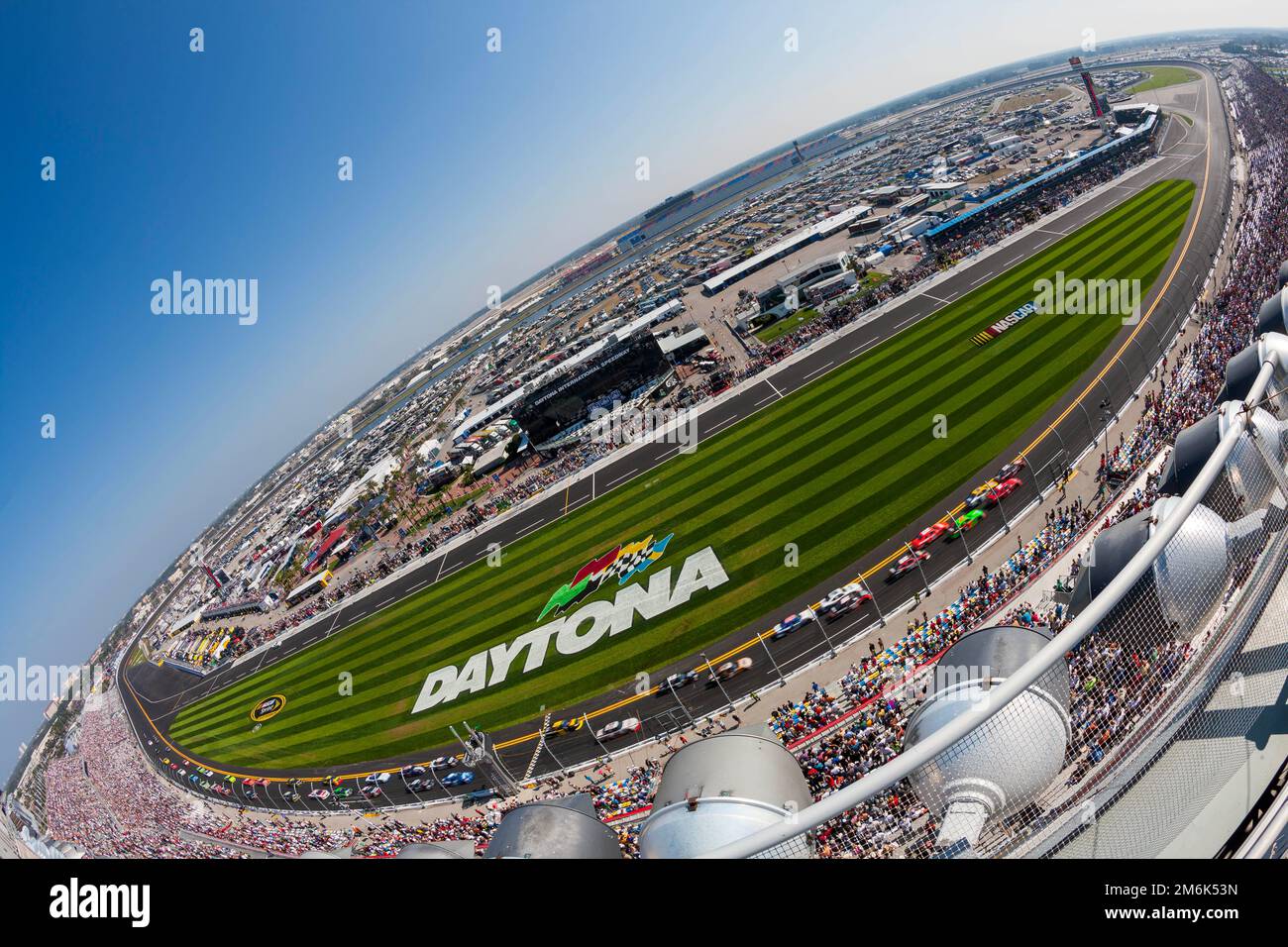 DAYTONA BEACH, Florida - 19. FEBRUAR 2011: Die Teams der NASCAR Nationwide Series begeben sich auf die Rennstrecke für das DRIVE4COPD 300-Rennen auf dem Daytona International Speedway in Daytona Beach, FL. Stockfoto
