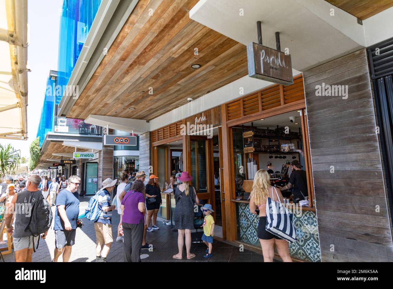 Parida Restaurant und Café in Bondi Beach, Bondi Einheimische Schlange für Essen und Kaffee, Bondi Beach, Sydney, Australien Sommer 2023 Stockfoto