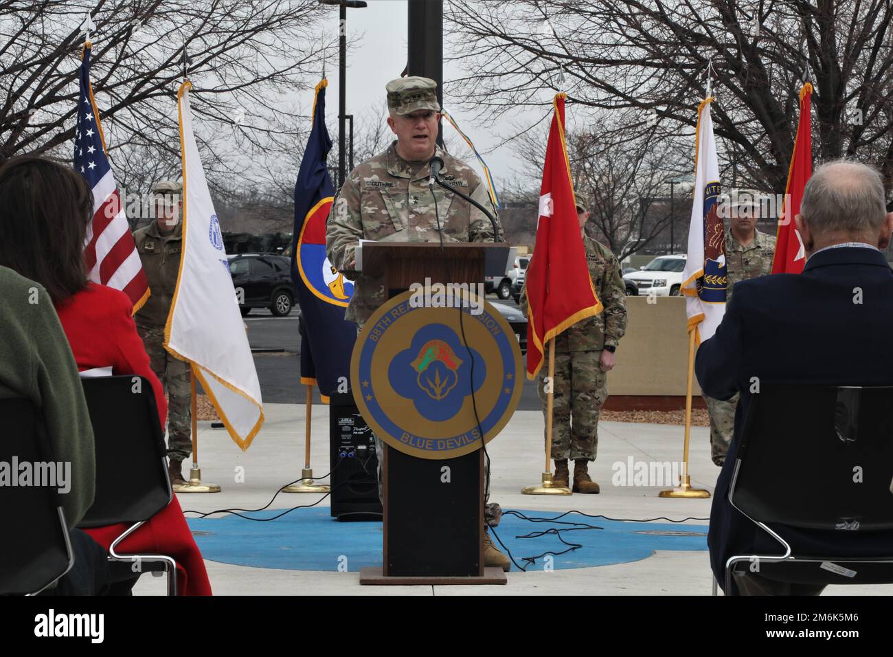 USA General Darrell J. Guthrie, kommandierender General, 88. Bereitschaftsabteilung, spricht anlässlich des 114. Geburtstags und des Open House der Army Reserve in Fort Snelling, Minnesota, am 29. April 2022. Stockfoto