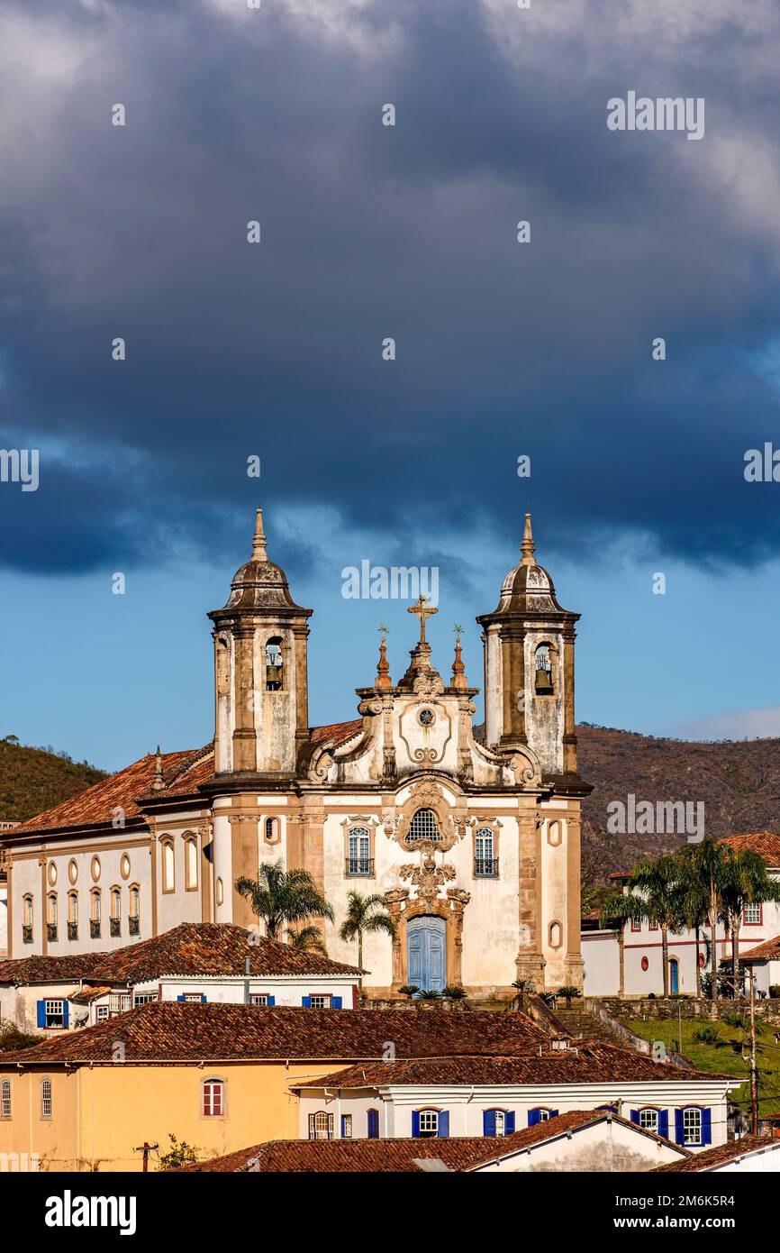 Fassade einer imposanten und alten historischen Kirche im Barockstil Stockfoto