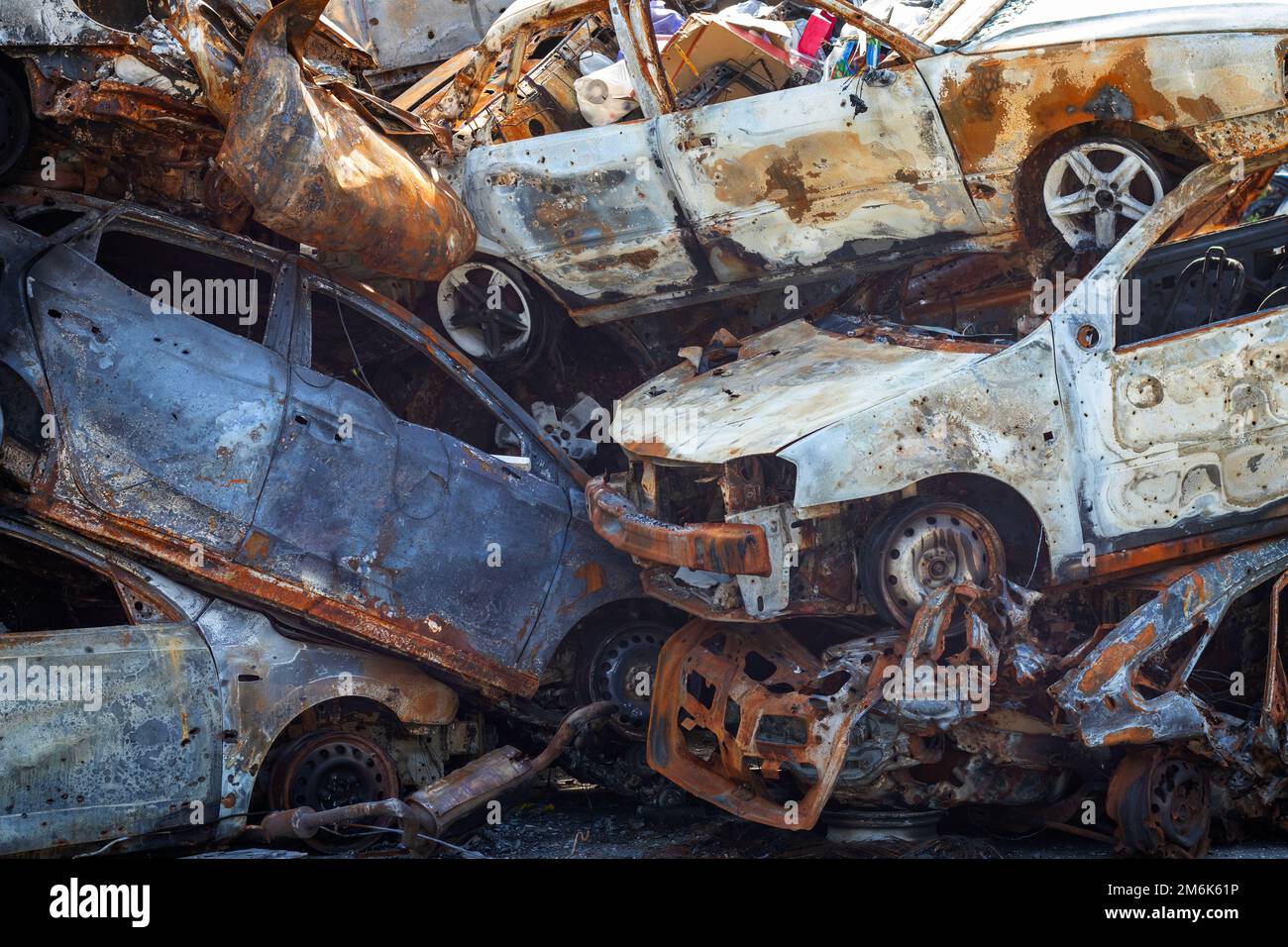 Russische Invasion der Ukraine im Jahr 2022, zerstörte und verbrannte Autos. Autos wurden mit Schrapnell geschlagen und verbrannt. Irpensky Automobile c Stockfoto