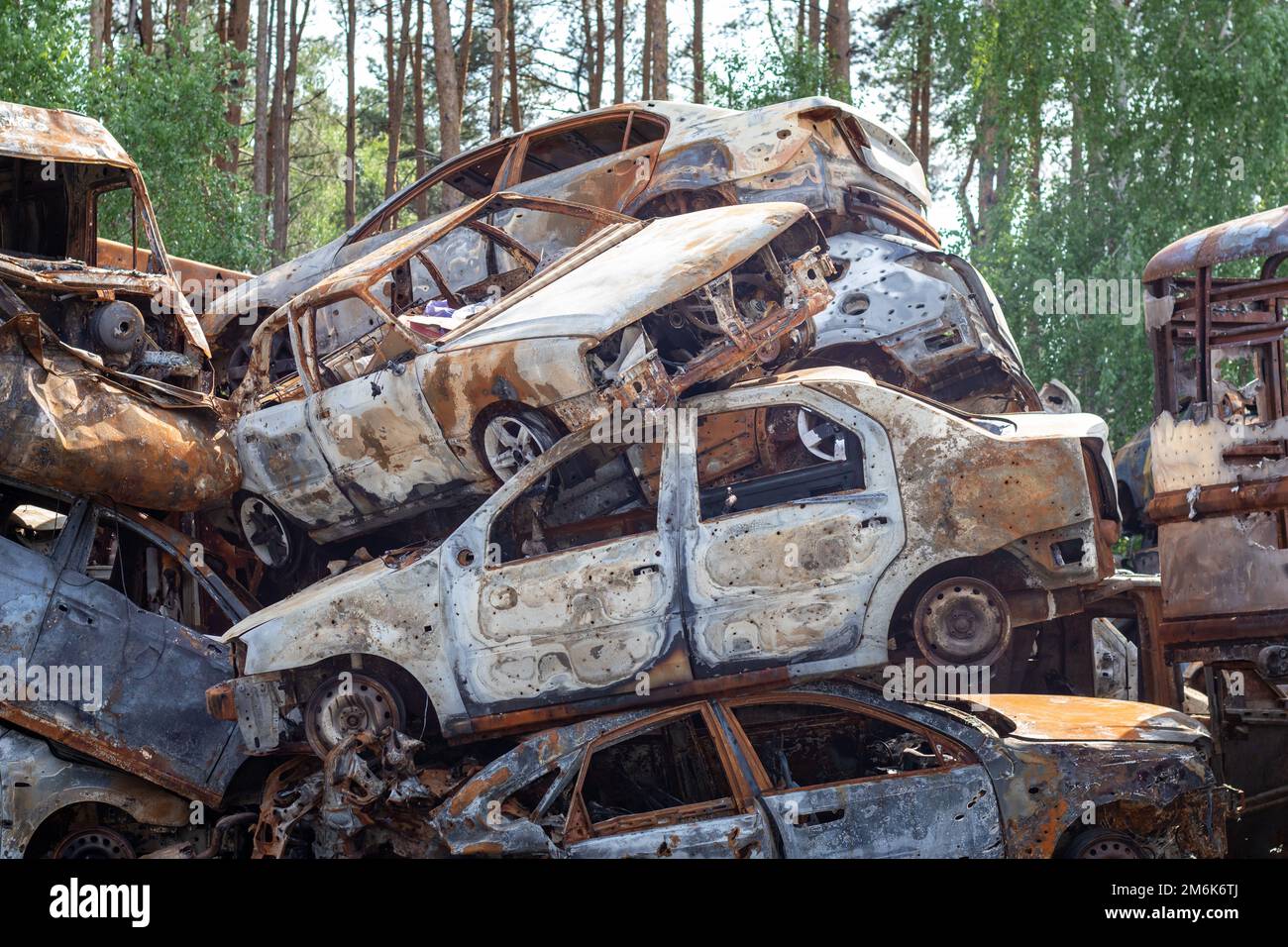 Russische Invasion der Ukraine im Jahr 2022, zerstörte und verbrannte Autos. Autos wurden mit Schrapnell geschlagen und verbrannt. Irpensky Automobile c Stockfoto