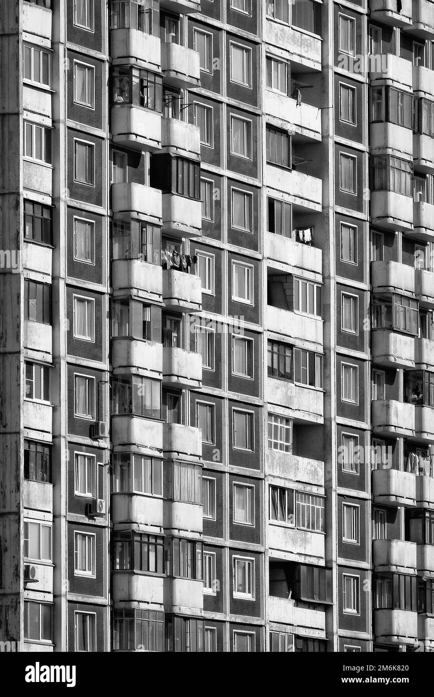 Modernes Apartmentgebäude. Vorderansicht. DiverCity der Fenster. Stockfoto