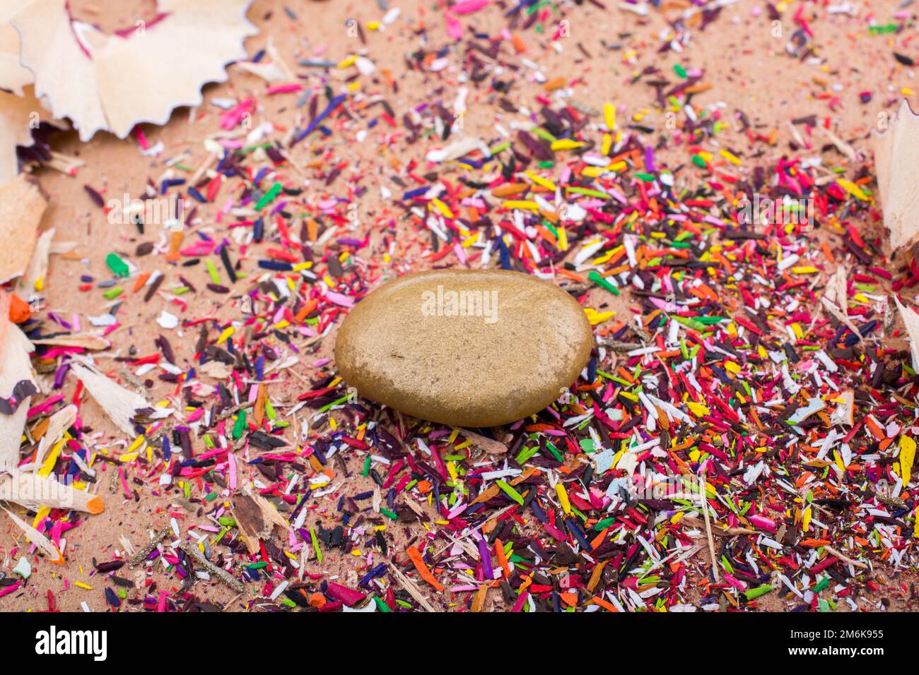 Ein kleiner goldener Kiesel auf dem Hintergrund Stockfoto