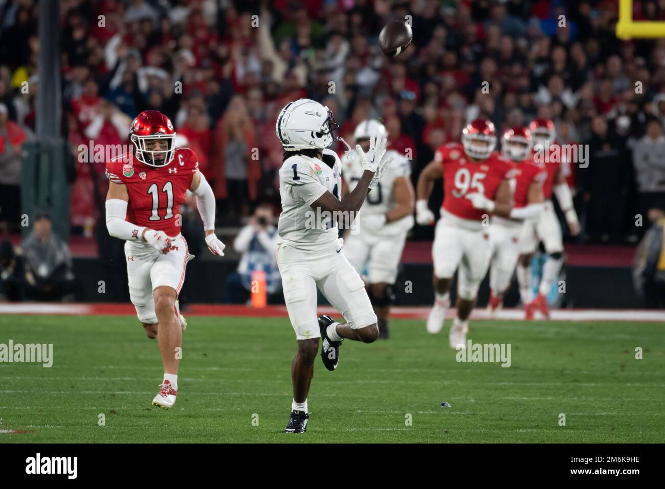 KeAndre Lambert-Smith (1), der Penn State Nittany Lions Wide Receiver, holt sich den Pass für einen Touchdown während eines NCAA College Football Spiels gegen die Utah Utes. Die Nittany Lions besiegten die Utes 35-21 am Montag, den 2. Januar 2023, in Pasadena, Kalifornien (Ed Ruvalcaba/Image of Sport) Stockfoto