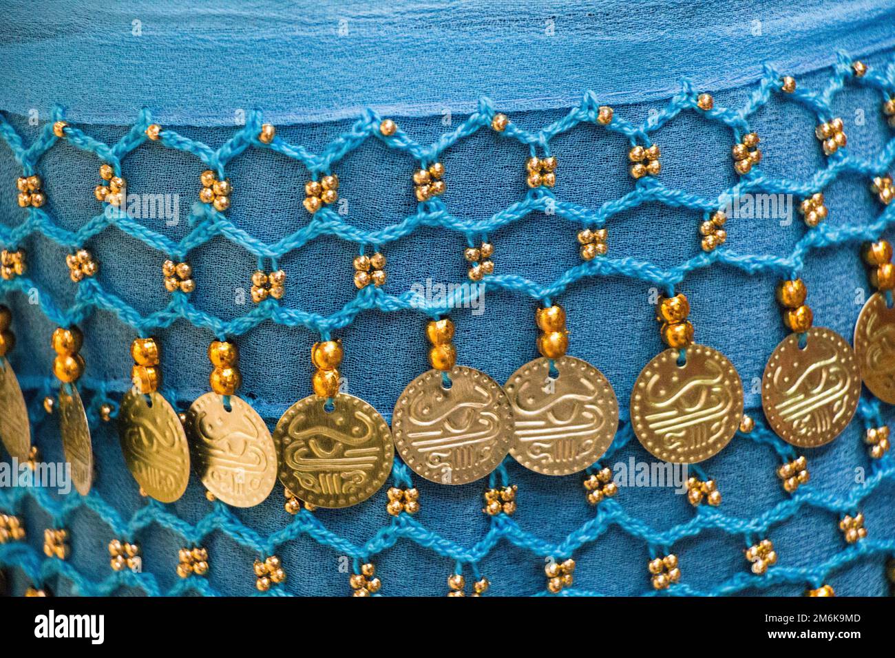 Gefälschte Goldmünzen befinden sich an den Schals-Rändern Stockfoto