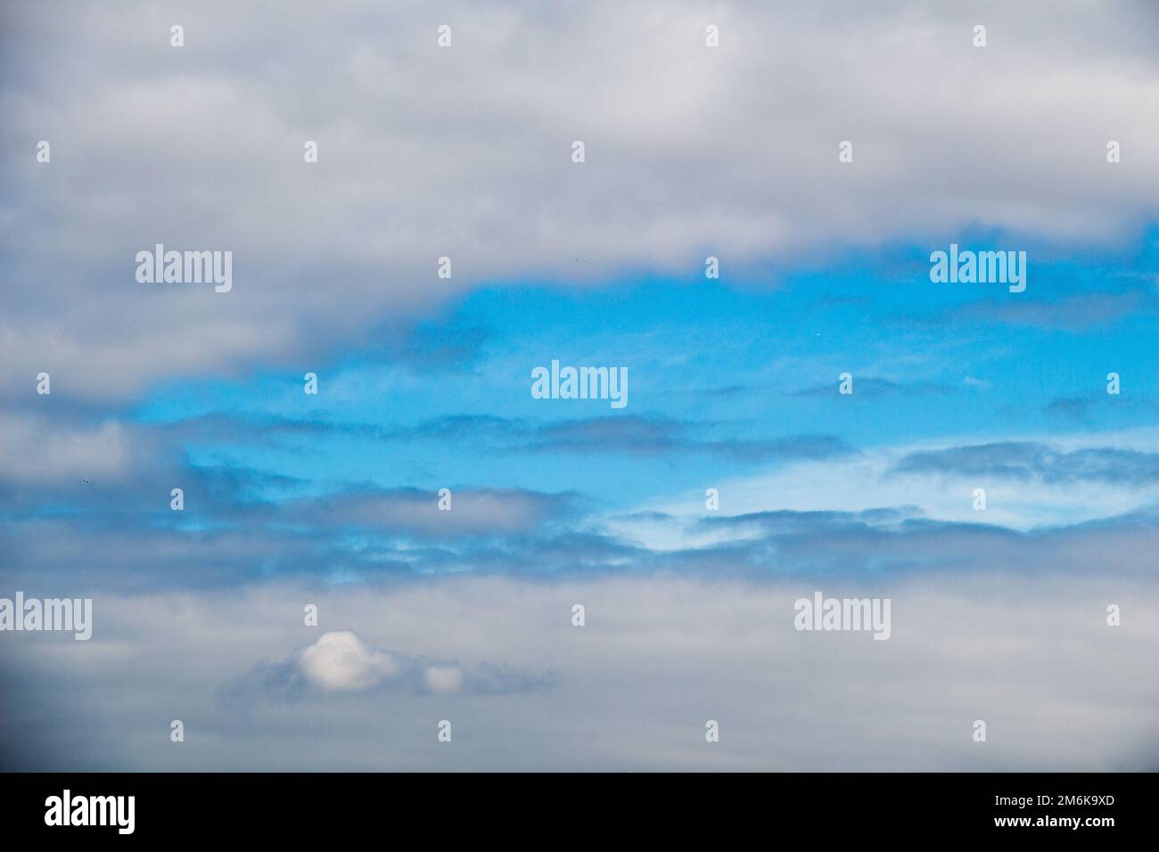 Weiße Farbwolken am blauen Himmel Stockfoto