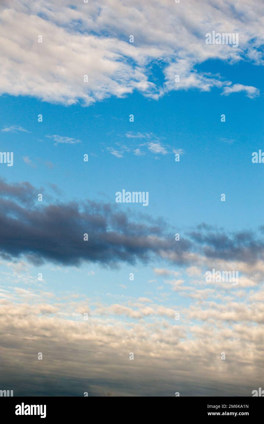 Weiße Farbwolken am blauen Himmel Stockfoto