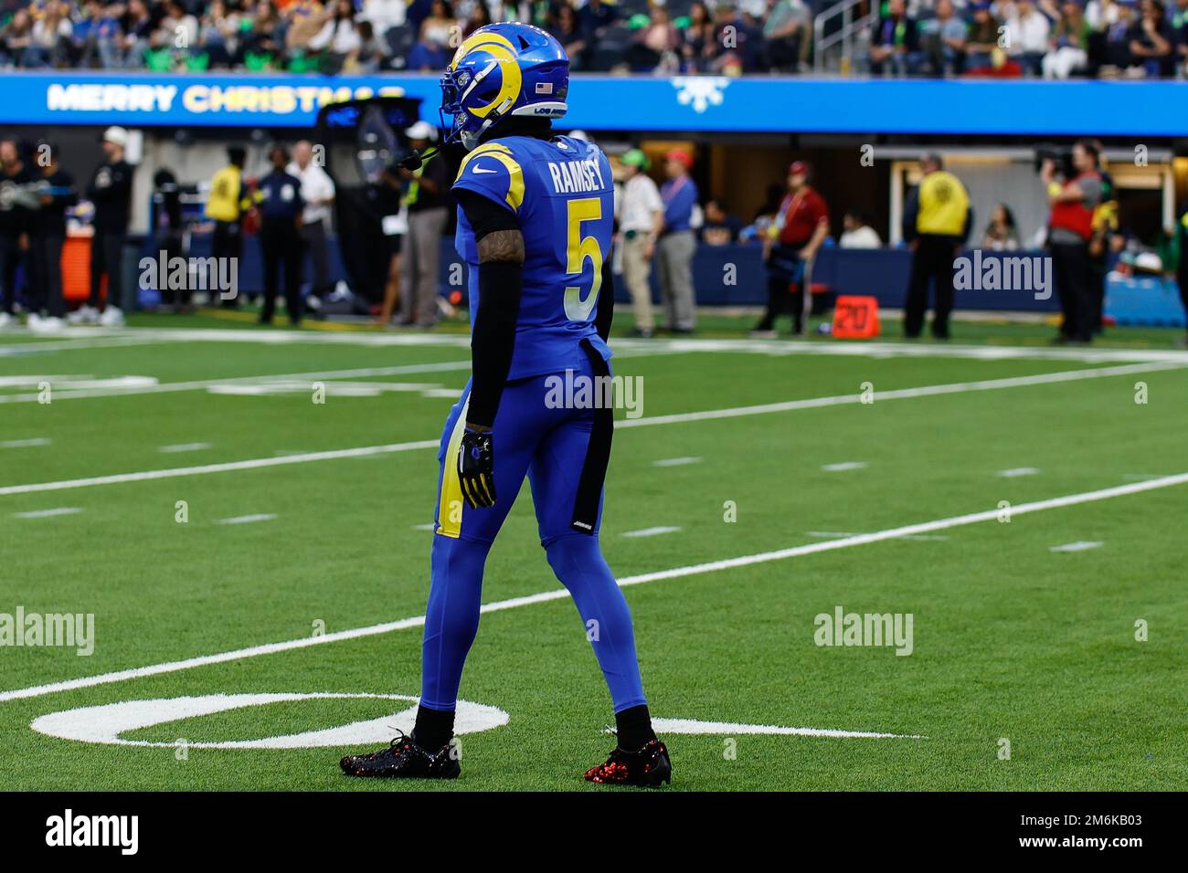 INGLEWOOD, CA - DEZEMBER 25: Los Angeles Rams Cornerback Jalen Ramsey (5) während der Denver Broncos vs Los Angeles Rams im Sofi Stadium am Sunday Dece Stockfoto