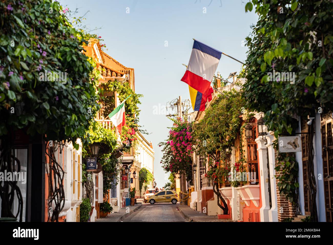 Farbenfrohe Häuser der Altstadt von Cartagena mit Blumen; die kolumbianische Stadt Cartagena ist eine Hauptattraktion für Touristen auf der ganzen Welt Stockfoto