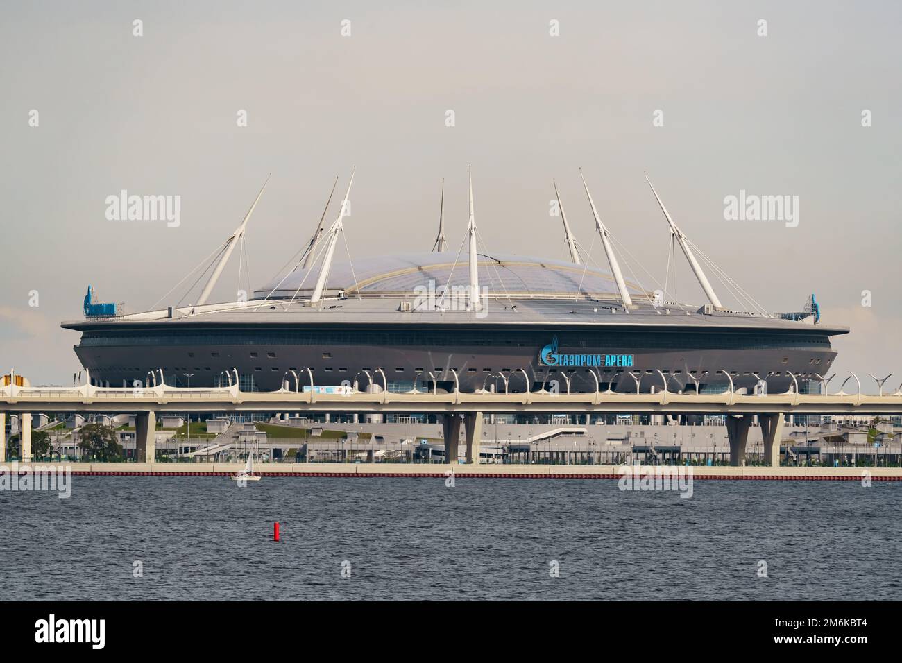 Russland, St. Petersburg, 10. Juni 2022: Einziehbares Dach und Türme des neuen Fußballstadions der Gasgesellschaft Gazprom bei Sonnenaufgang Stockfoto