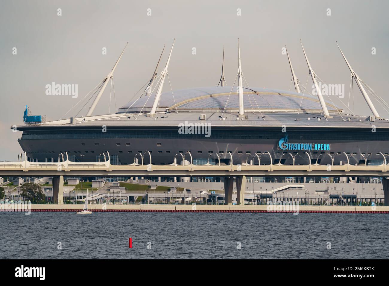 Russland, St. Petersburg, 10. Juni 2022: Einziehbares Dach und Türme des neuen Fußballstadions der Gasgesellschaft Gazprom bei Sonnenaufgang Stockfoto