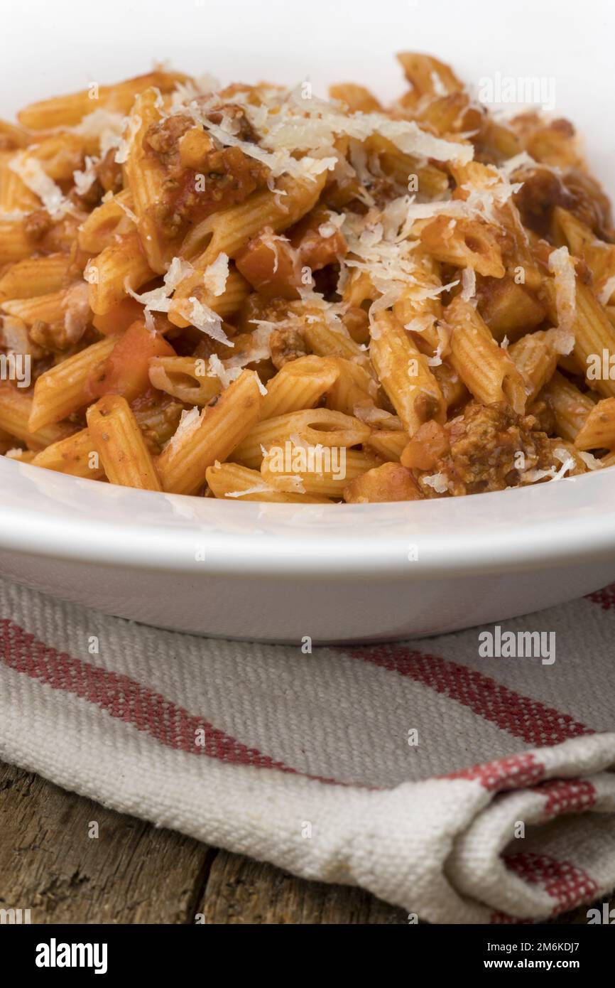 Rigatoni Pasta mit Tomatensauce Stockfoto