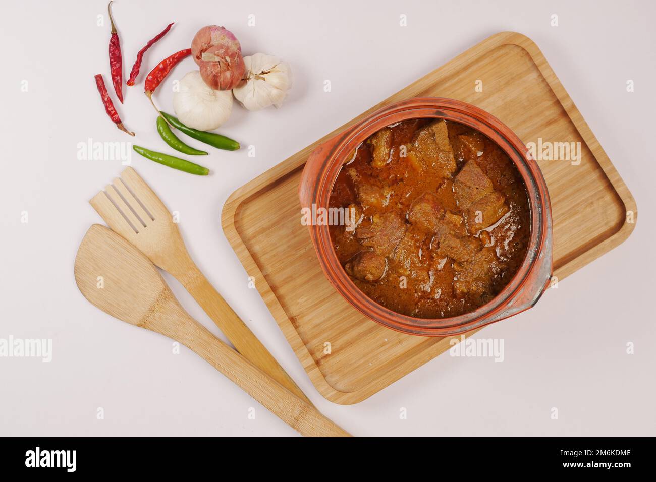 Traditionelle indische Curry Lamm Masala in einer Schüssel auf dem Tisch Stockfoto