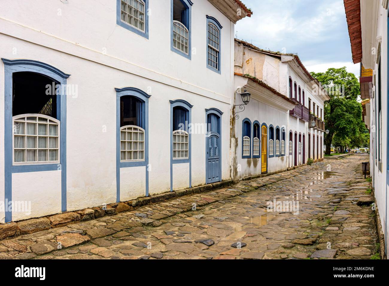 Straßen mit Häusern im Kolonialstil und Kopfsteinpflaster in der historischen Stadt Paraty Stockfoto