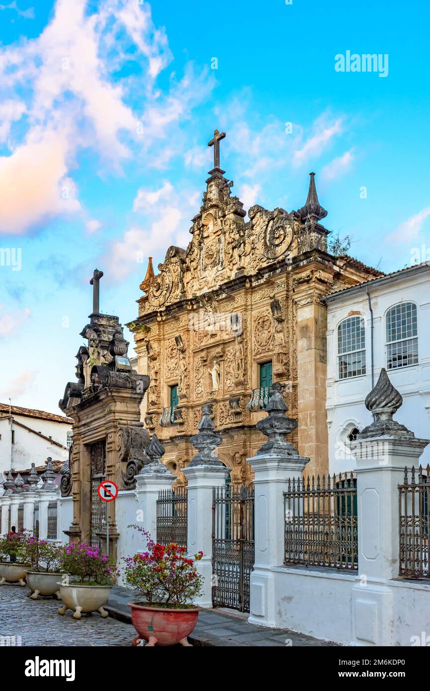 Fassade einer historischen barocken Kirche in Pelourinho Stockfoto