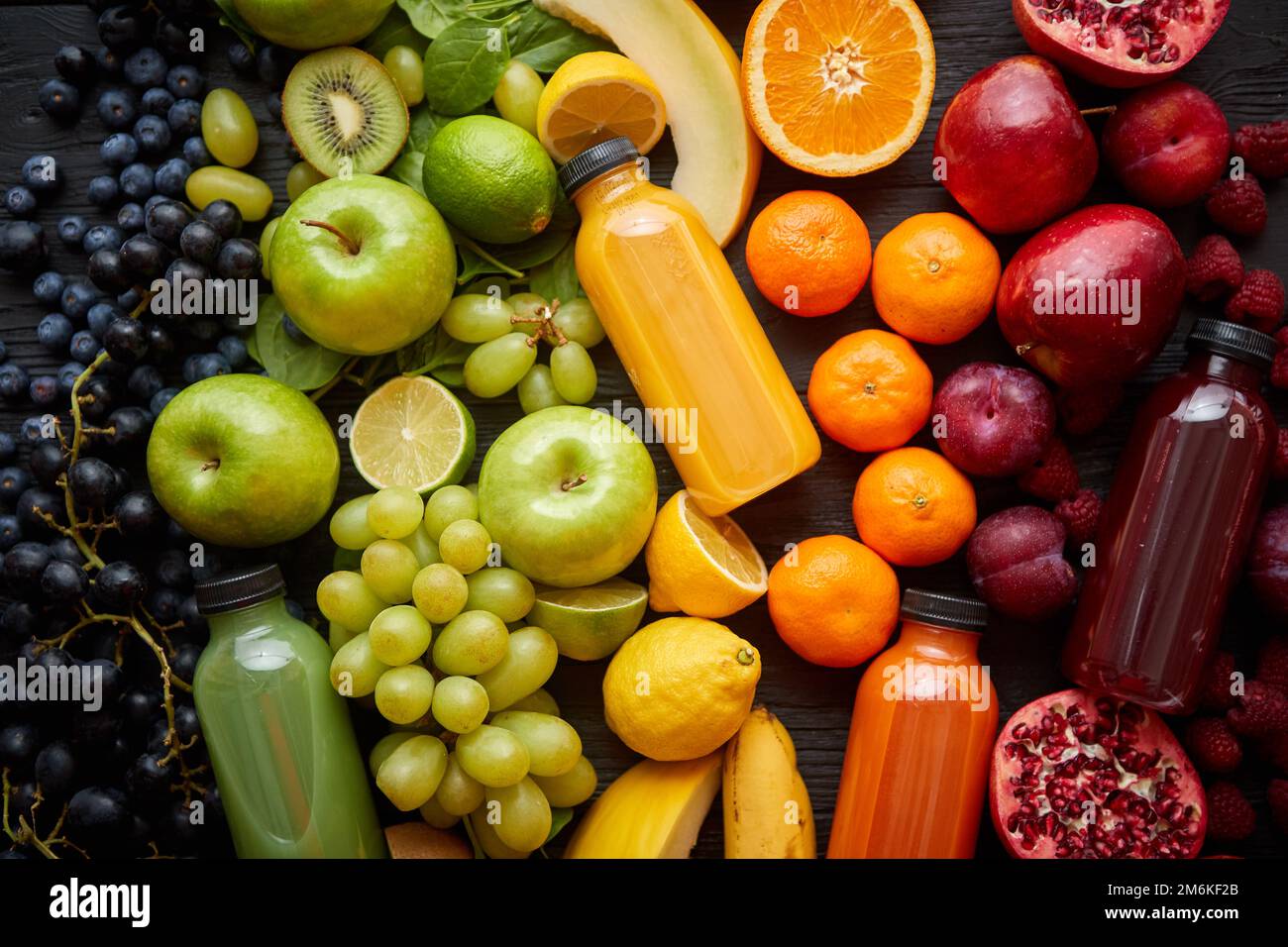 Gesundes Lebensmittelkonzept. Verschiedene gemischte Früchte, Gemüse und  Säfte bildeten sich in Regenbogen Stockfotografie - Alamy