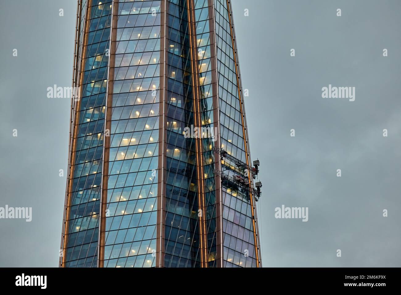 Innovatives automatisches System zum Waschen der Glasfassade eines Wolkenkratzers, des Wolkenkratzers in der Dämmerung, der Glas- und Eisenfassade Stockfoto