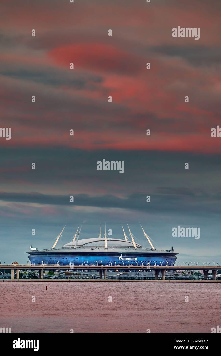Russland, St. Petersburg, 17. Juni 2022: Magischer rosa Himmel über dem einziehbaren Dach und Türme des neuen Fußballstadions der Gas Com Stockfoto