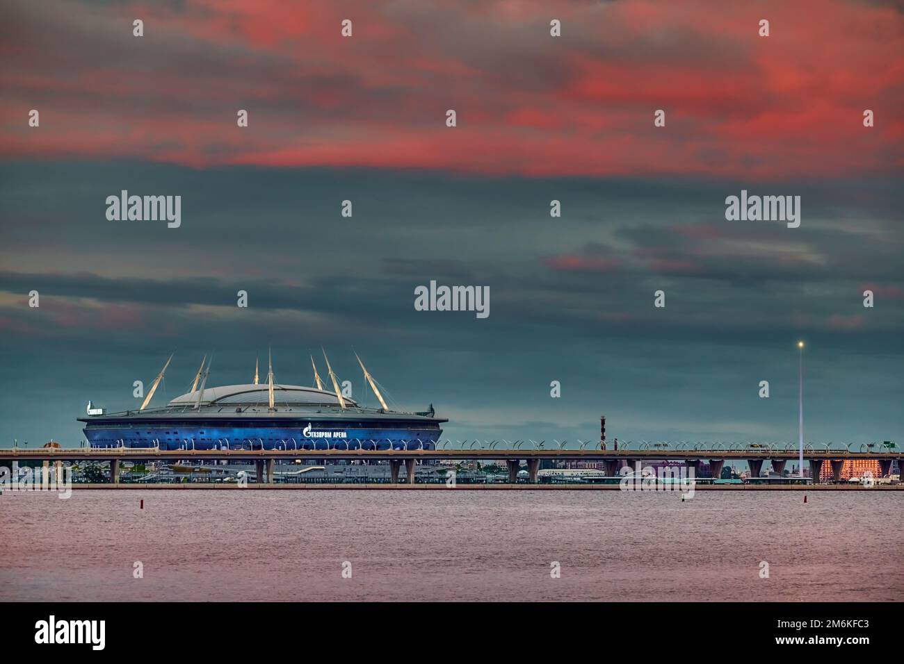 Russland, St. Petersburg, 17. Juni 2022: Magischer rosa Himmel über dem einziehbaren Dach und Türme des neuen Fußballstadions der Gas Com Stockfoto