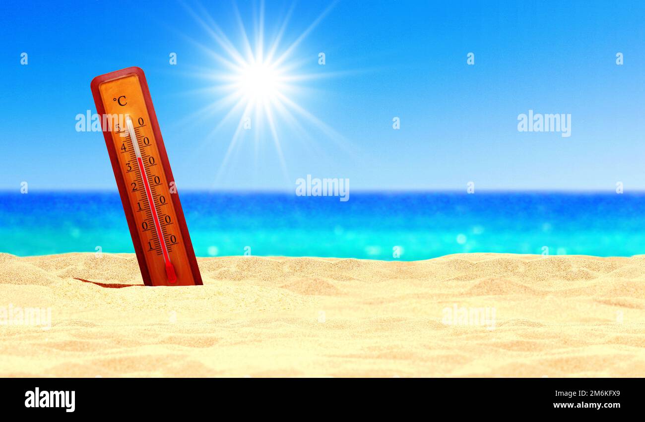 Thermometer mit celsius-Skala, die eine extrem hohe Temperatur anzeigt. Stockfoto