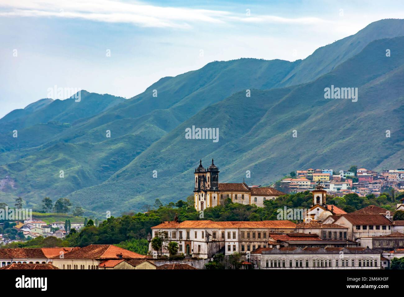 Kirchen, Häuser und Berge von Ouro Preto in Minas Gerais Stockfoto
