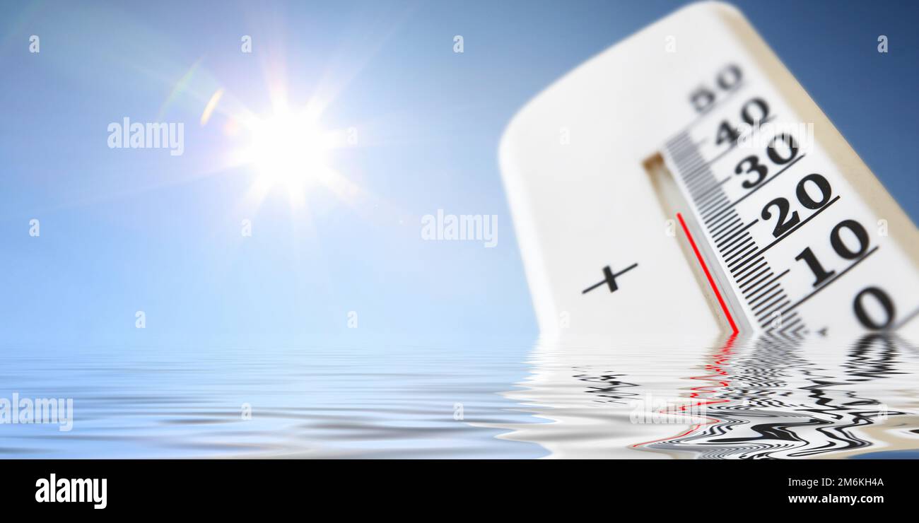 Thermometer mit celsius-Skala, die eine extrem hohe Temperatur anzeigt. Stockfoto