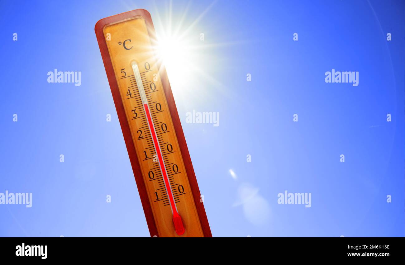 Thermometer mit celsius-Skala, die eine extrem hohe Temperatur anzeigt. Stockfoto