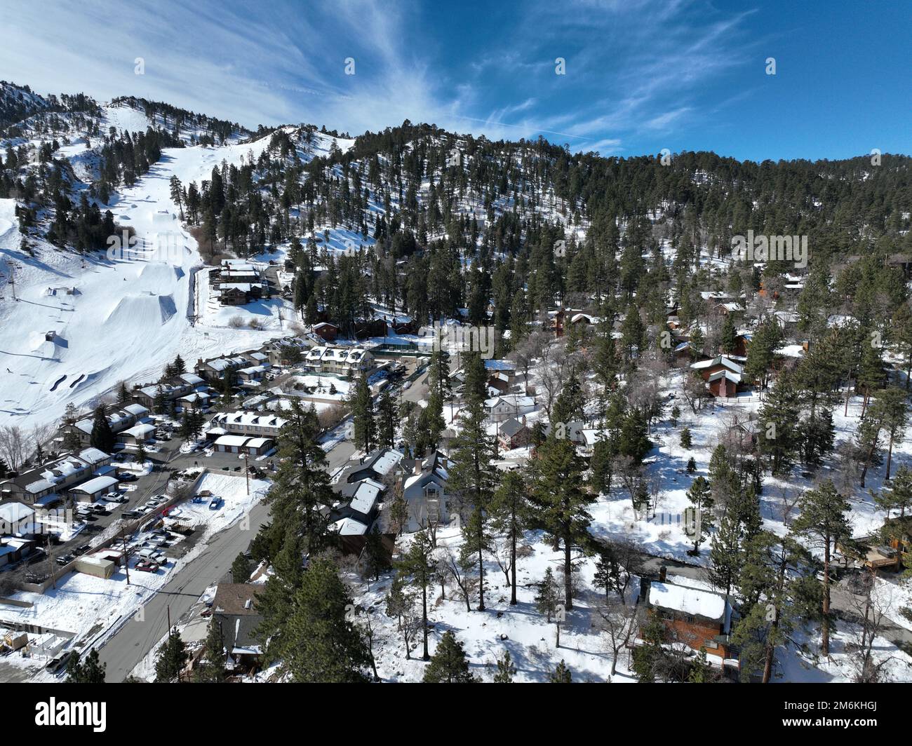 Blick aus der Vogelperspektive auf das Skigebiet mit wunderschöner Winterlandschaft Stockfoto
