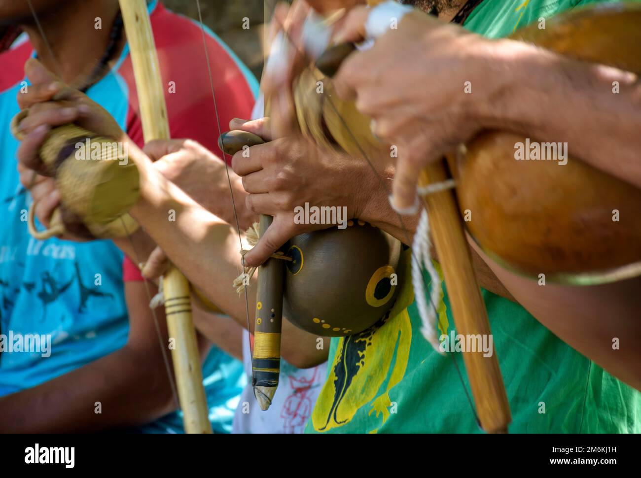 Berimbauspieler bei der Präsentation des brasilianischen Capoeira-Kampfes Stockfoto