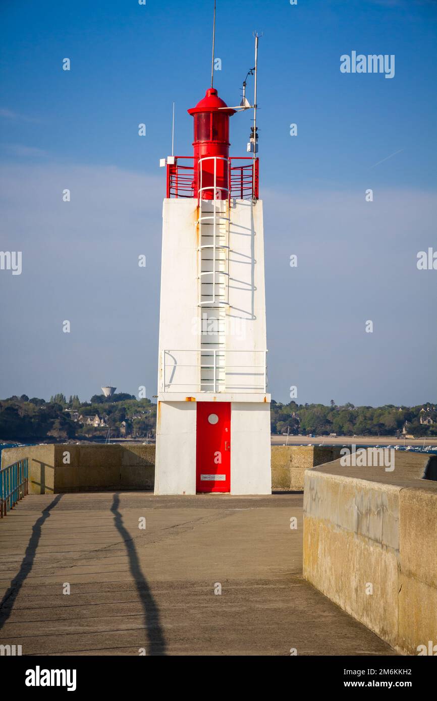 Leuchtturm und Pier Saint-Malo, Bretagne, Frankreich Stockfoto